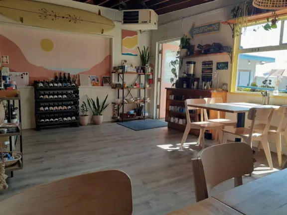 A pretty beachside town, with a wooden pier and wide windy beach with perfect views of Morro Rock, and colorful houses with gardens, backed by gently-sloping hills.