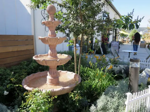 Coffee shop, food court, ice cream and pastry shops, brewery, gift shop and market, outdoor public spaces with fire pit and tables and selfie spots galore, farm with donkeys, goats, and alpaca! Also called San Luis Ranch.