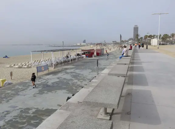 The upper walkway and beach boardwalk below it. 