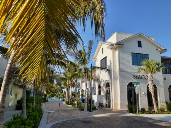 Gorgeous place on the Jupiter inlet across from the lighthouse, with restaurants and a walkway.