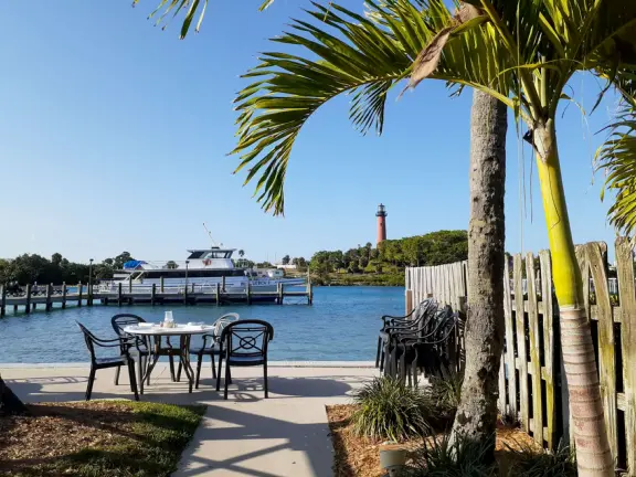 Gorgeous place on the Jupiter inlet across from the lighthouse, with restaurants and a walkway.