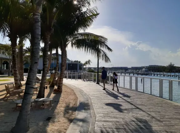 Gorgeous place on the Jupiter inlet across from the lighthouse, with restaurants and a walkway.