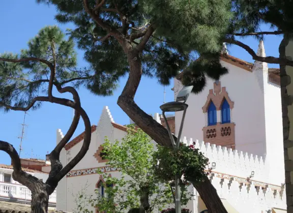 White washed side of the church with pointed decoration.