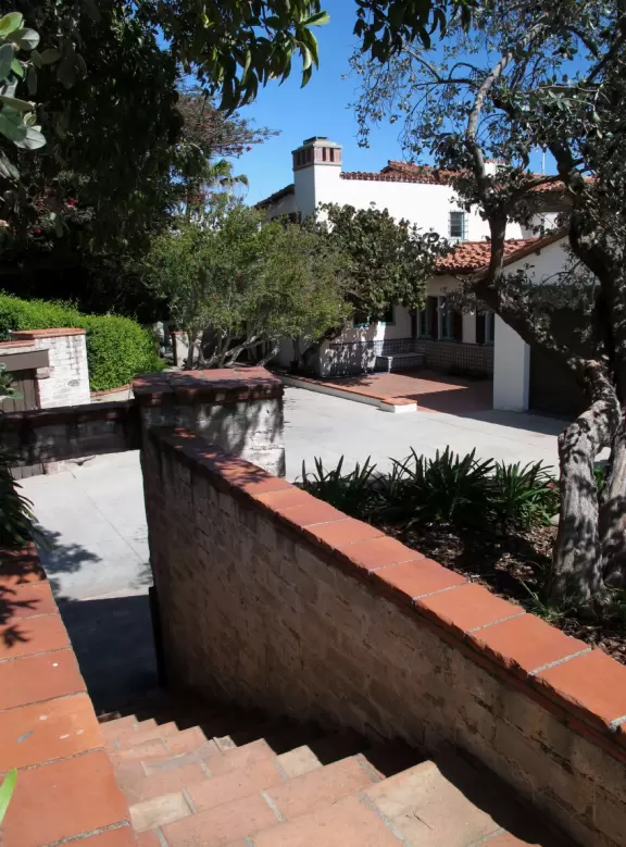 House in Spanish Revival style built in the most glorious of locations beside the ocean between Malibu Pier and Malibu Lagoon. Come just to spend time on the lawn by the sea!