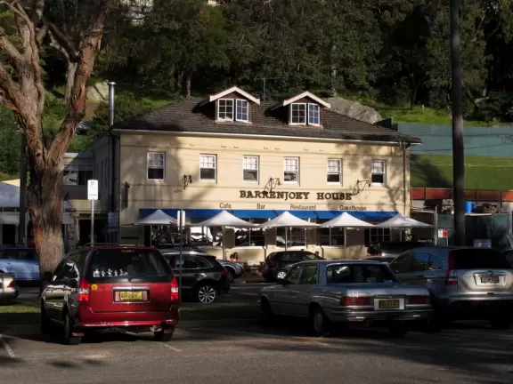 Idyllic spot where families enjoy fish 'n chips on picnic blankets and take in the delightful view. You can catch a ferry to a spot along the coast.