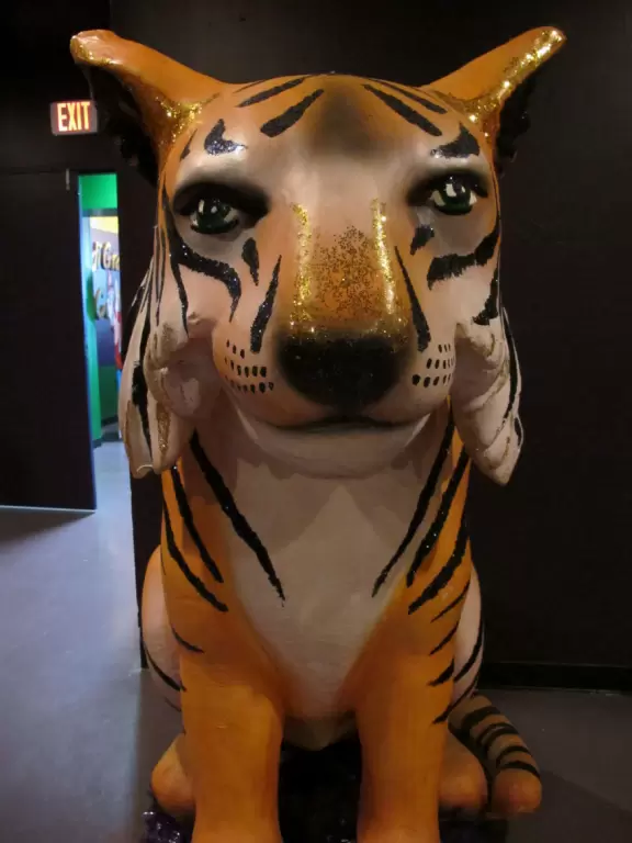 Tiger sculpture.
