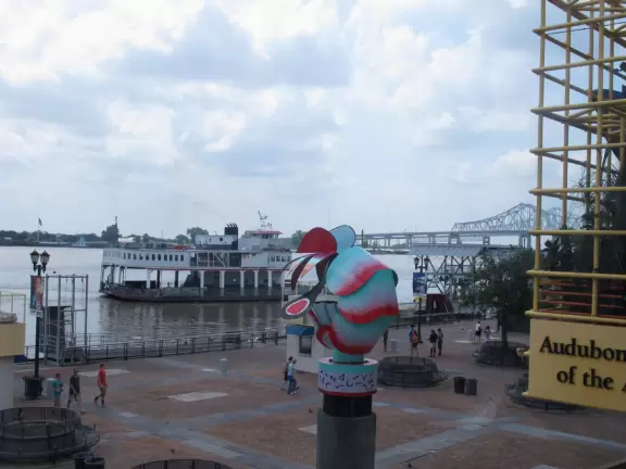 Claustrophobic aquarium with great outdoor exhibit where you can feed parakeets.