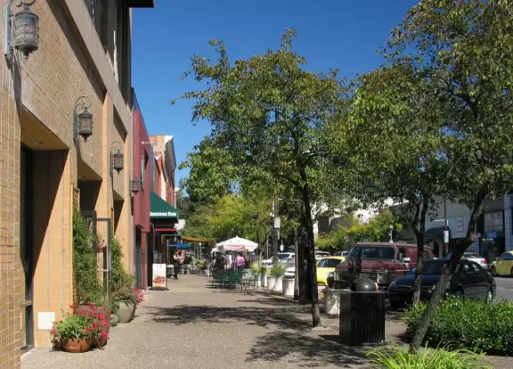 Historic, attractive 4th Street has two blocks of coffee shops and sidewalk cafes.